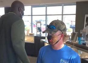 Gestul prin care Shaquille O'Neal l-a lăsat lăsat fără cuvinte pe un bărbat într-un magazin de bijuterii!