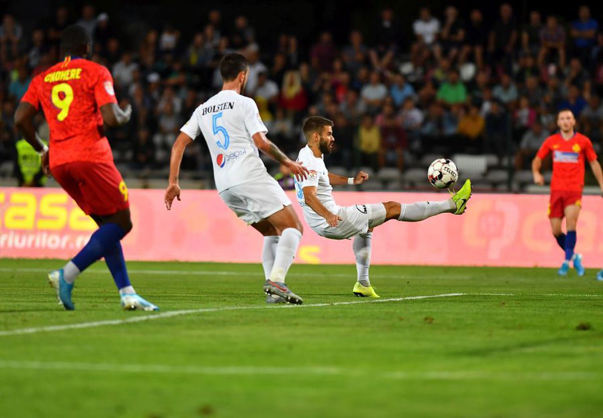 FCSB - VIITORUL 2-1 / A trecut ca prin brânză! Secvență excelentă de imagini suprinse de fotoreporterul GSP Raed Krishan cu gafele în serie ale fundașilor Viitorului la golul lui Gnohere