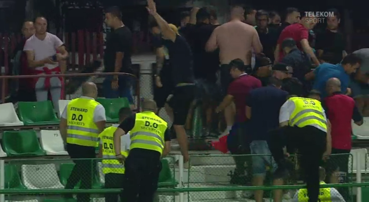 SEPSI - DINAMO 0-1 // VIDEO+FOTO Niciun meci fără incidente! Ultrașii lui Dinamo s-au bătut cu forțele de ordine și au fost evacuați cu gaze lacrimogene!