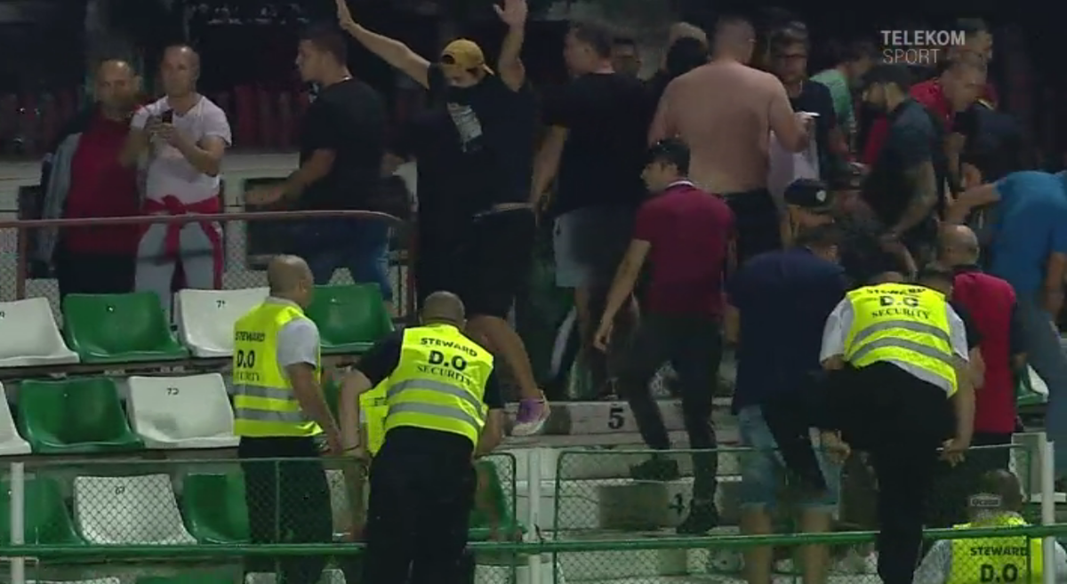 SEPSI - DINAMO 0-1 // VIDEO+FOTO Niciun meci fără incidente! Ultrașii lui Dinamo s-au bătut cu forțele de ordine și au fost evacuați cu gaze lacrimogene!