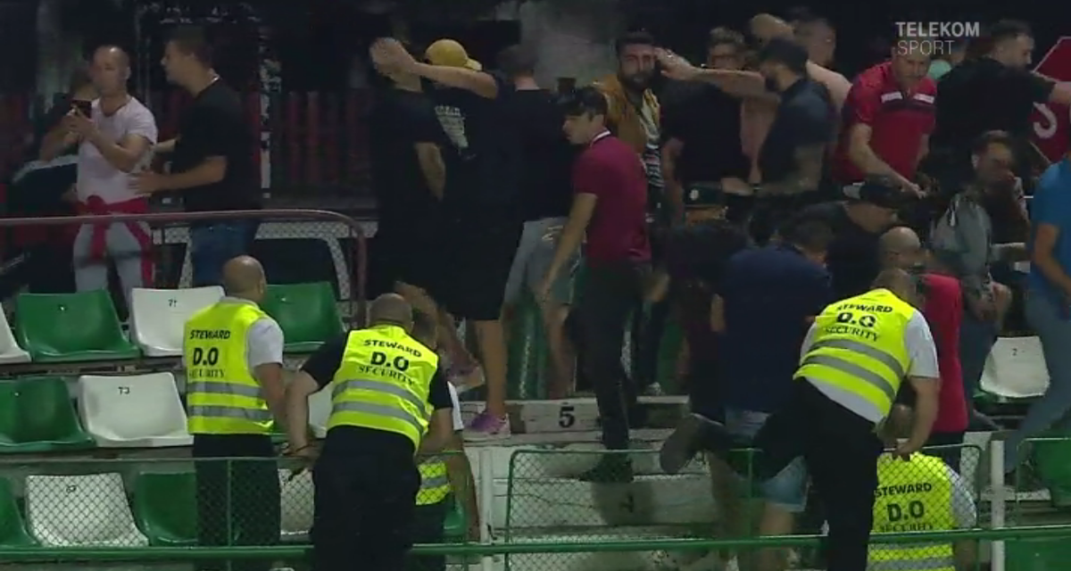 SEPSI - DINAMO 0-1 // VIDEO+FOTO Niciun meci fără incidente! Ultrașii lui Dinamo s-au bătut cu forțele de ordine și au fost evacuați cu gaze lacrimogene!