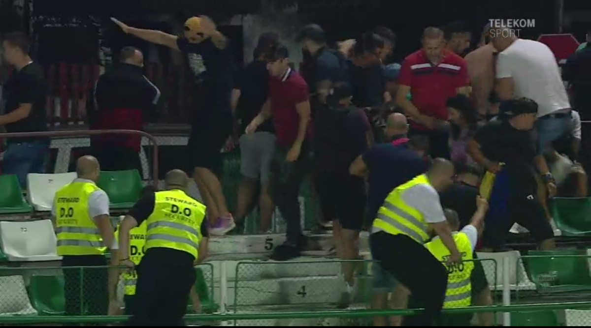 SEPSI - DINAMO 0-1 // VIDEO+FOTO Niciun meci fără incidente! Ultrașii lui Dinamo s-au bătut cu forțele de ordine și au fost evacuați cu gaze lacrimogene!