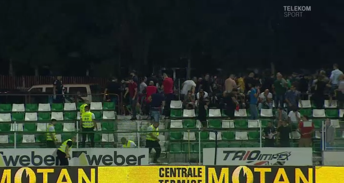 SEPSI - DINAMO 0-1 // VIDEO+FOTO Niciun meci fără incidente! Ultrașii lui Dinamo s-au bătut cu forțele de ordine și au fost evacuați cu gaze lacrimogene!