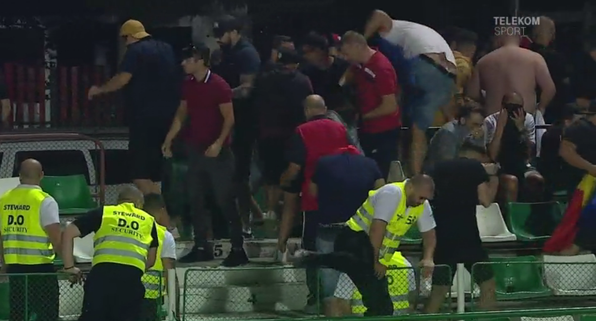 SEPSI - DINAMO 0-1 // VIDEO+FOTO Niciun meci fără incidente! Ultrașii lui Dinamo s-au bătut cu forțele de ordine și au fost evacuați cu gaze lacrimogene!