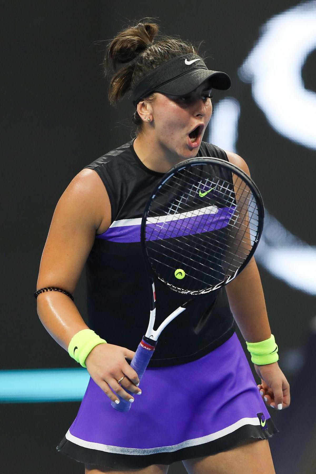 CHINA OPEN // FOTO+VIDEO Bianca Andreescu revine de la 1-4 cu Elise Mertens în setul doi și se califică în „optimi”!