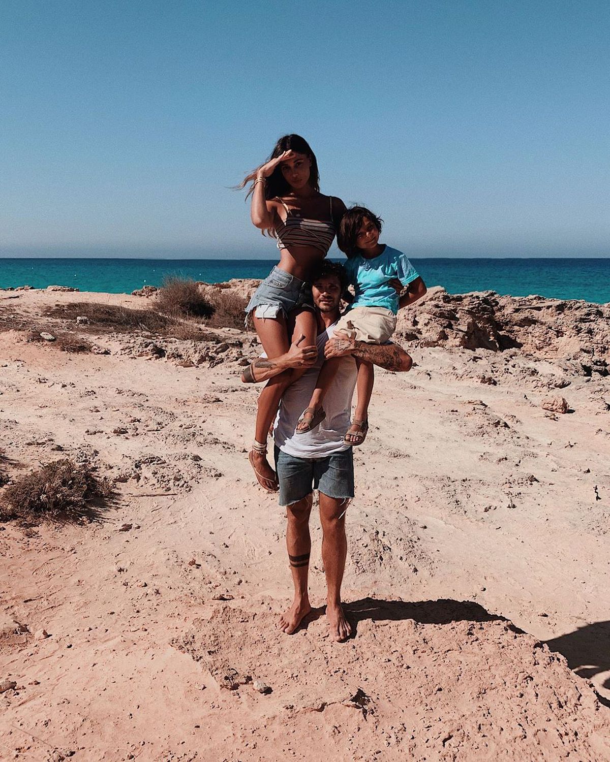 GALERIE FOTO Frumoasa Belen Rodriguez s-a întors la prima dragoste!