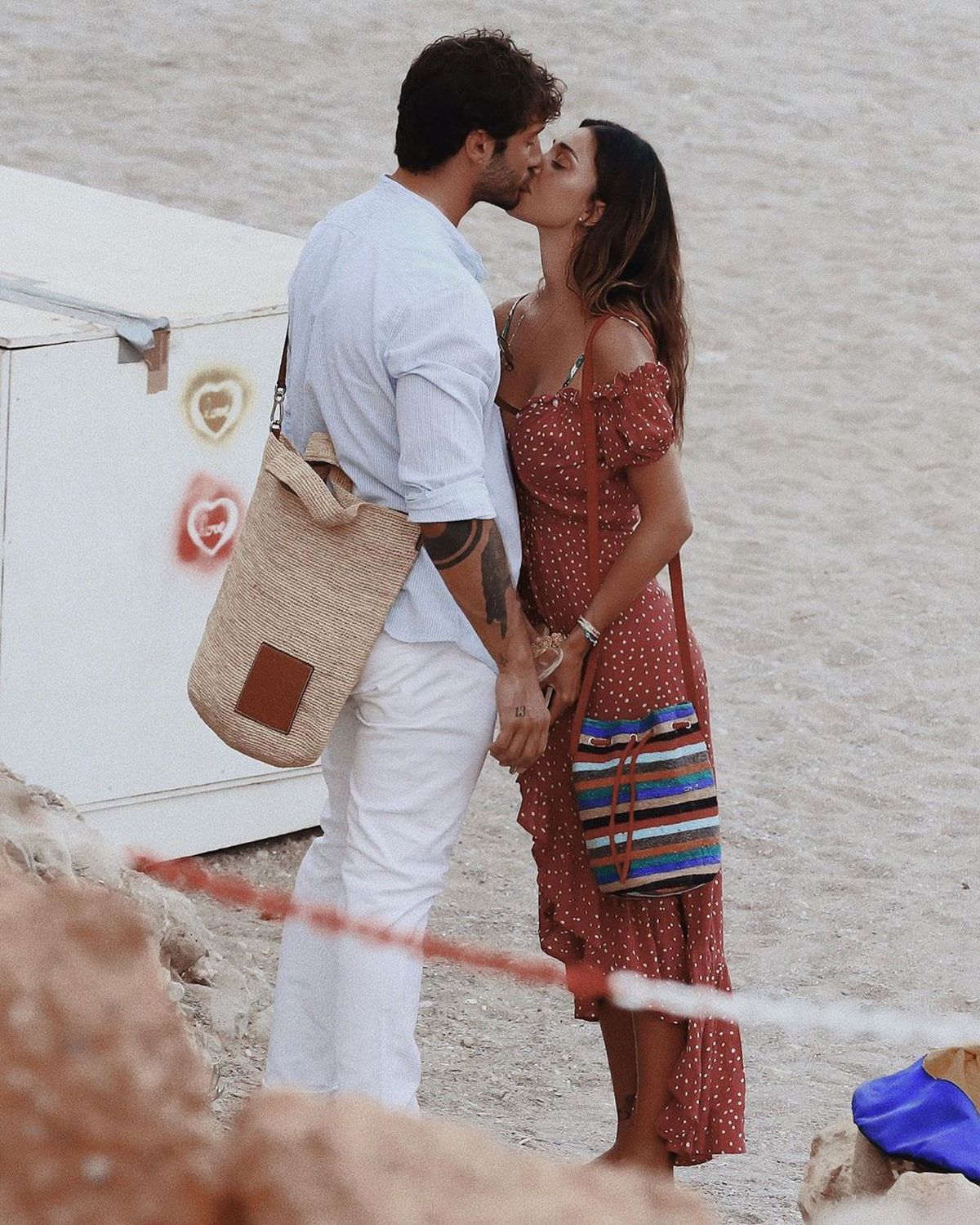 GALERIE FOTO Frumoasa Belen Rodriguez s-a întors la prima dragoste!