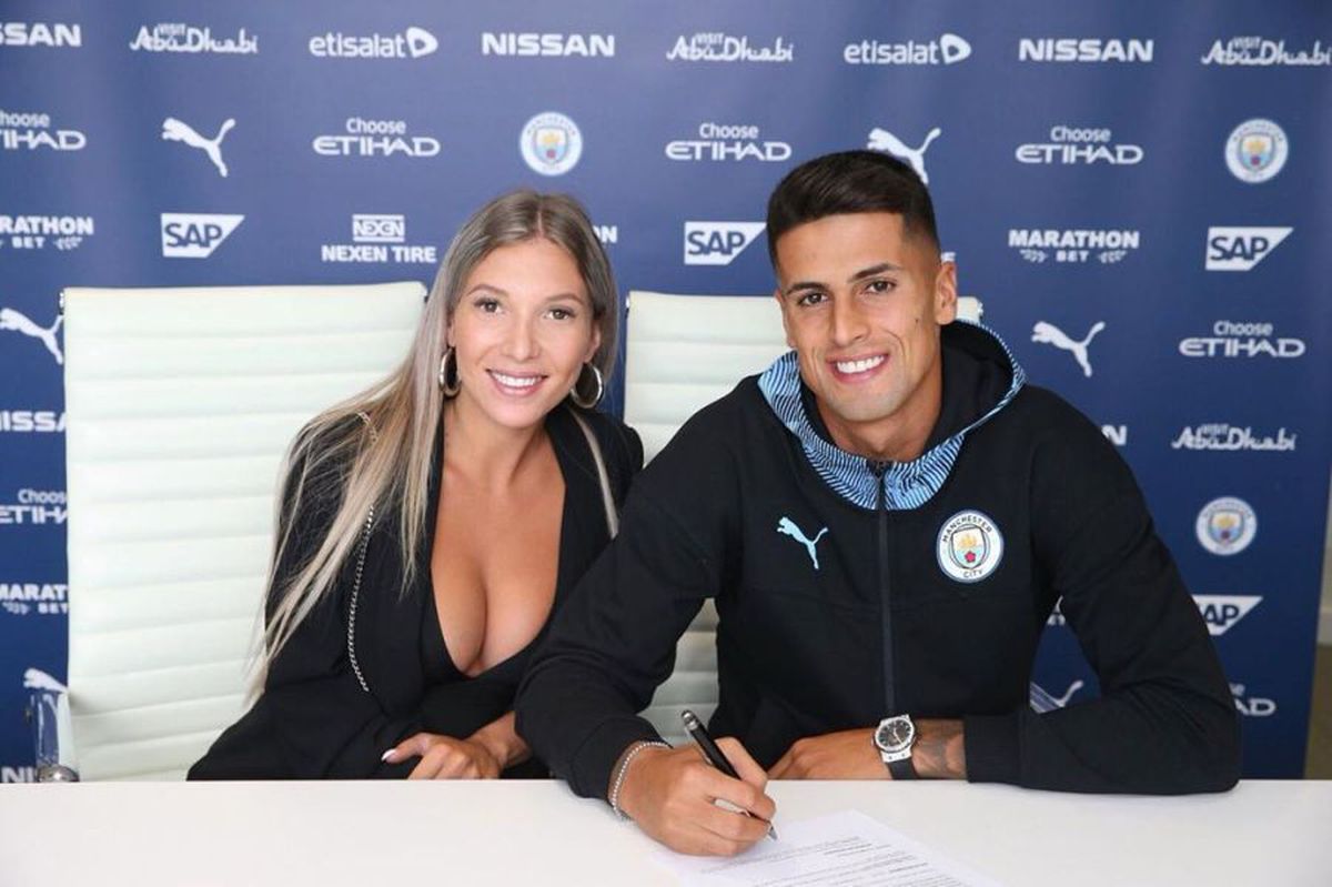 GALERIE FOTO Joao Cancelo de la Manchester City are iubita perfectă » Veste mare primită de fotbalistul lui Guardiola!