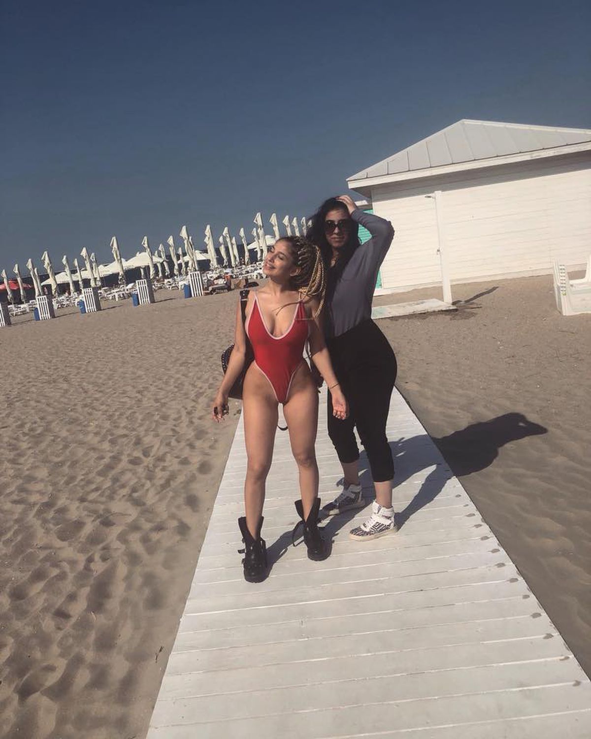 FOTO Răvășitor! Ioana Timofeciuc a pozat sexy la Disneyland în timp ce Florinel Coman era în cantonament