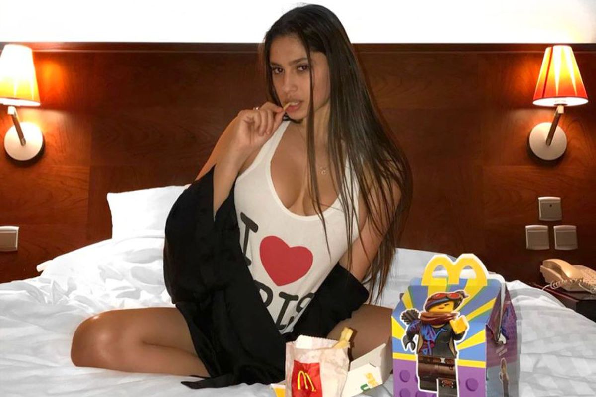 FOTO Răvășitoare! Ioana Timofeciuc a pozat sexy la Disneyland în timp ce Florinel Coman era în cantonament