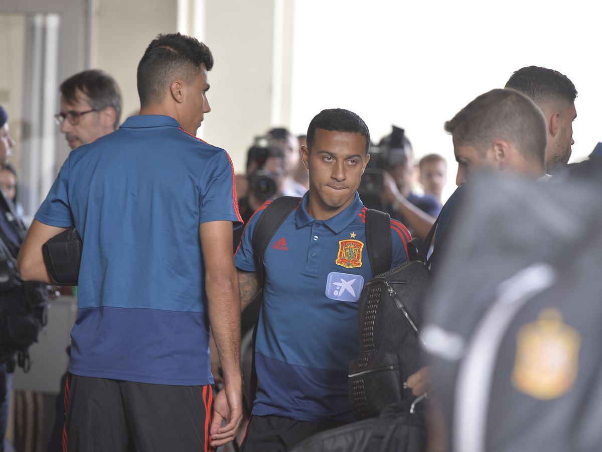 ROMÂNIA - SPANIA // GALERIE FOTO Naționala Spaniei a ajuns în București! Ramos și Carvajal au fost solicitați pentru poze » Reacția jucătorilor