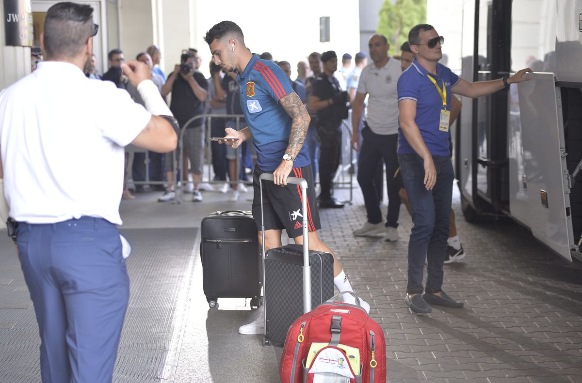 ROMÂNIA - SPANIA // GALERIE FOTO Naționala Spaniei a ajuns în București! Ramos și Carvajal au fost solicitați pentru poze » Reacția jucătorilor