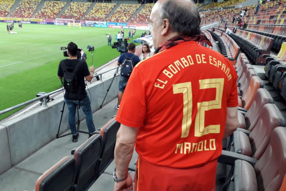 ROMÂNIA - SPANIA // FOTO EXCLUSIV Legendarul Manolo «el del Bombo», apariție de senzație pe Arena Națională: „Suntem apropiați, dar batem cu 2-1”