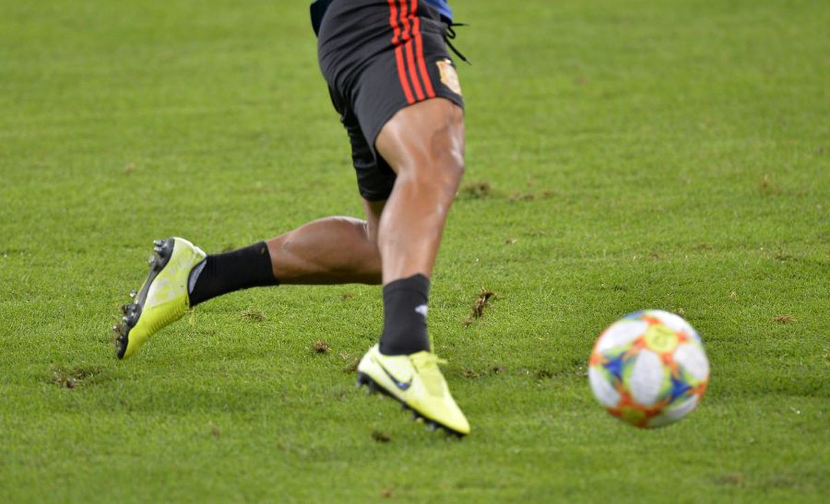 ROMÂNIA - SPANIA // Dinamovistul din lotul lui Uhrin vrăjit de „Furia Roja” » A mers la antrenamentul oficial și s-a fotografiat cu Sergio Ramos