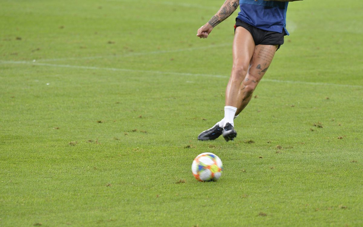 ROMÂNIA - SPANIA // Dinamovistul din lotul lui Uhrin vrăjit de „Furia Roja” » A mers la antrenamentul oficial și s-a fotografiat cu Sergio Ramos