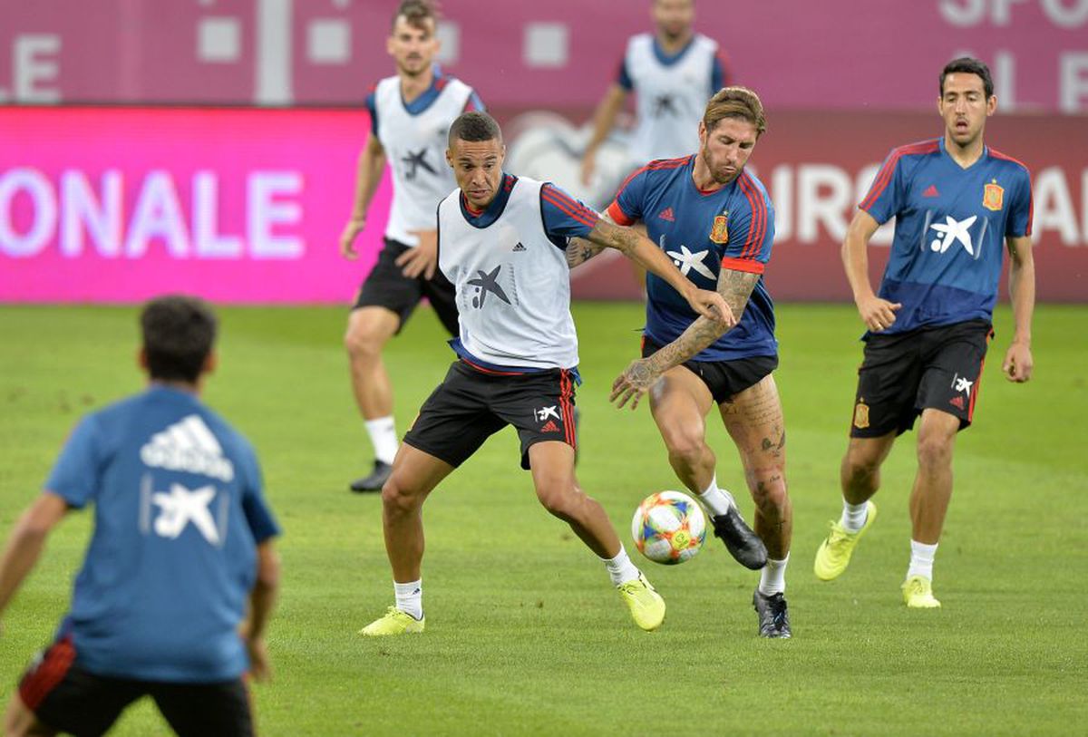 ROMÂNIA - SPANIA // Dinamovistul din lotul lui Uhrin vrăjit de „Furia Roja” » A mers la antrenamentul oficial și s-a fotografiat cu Sergio Ramos