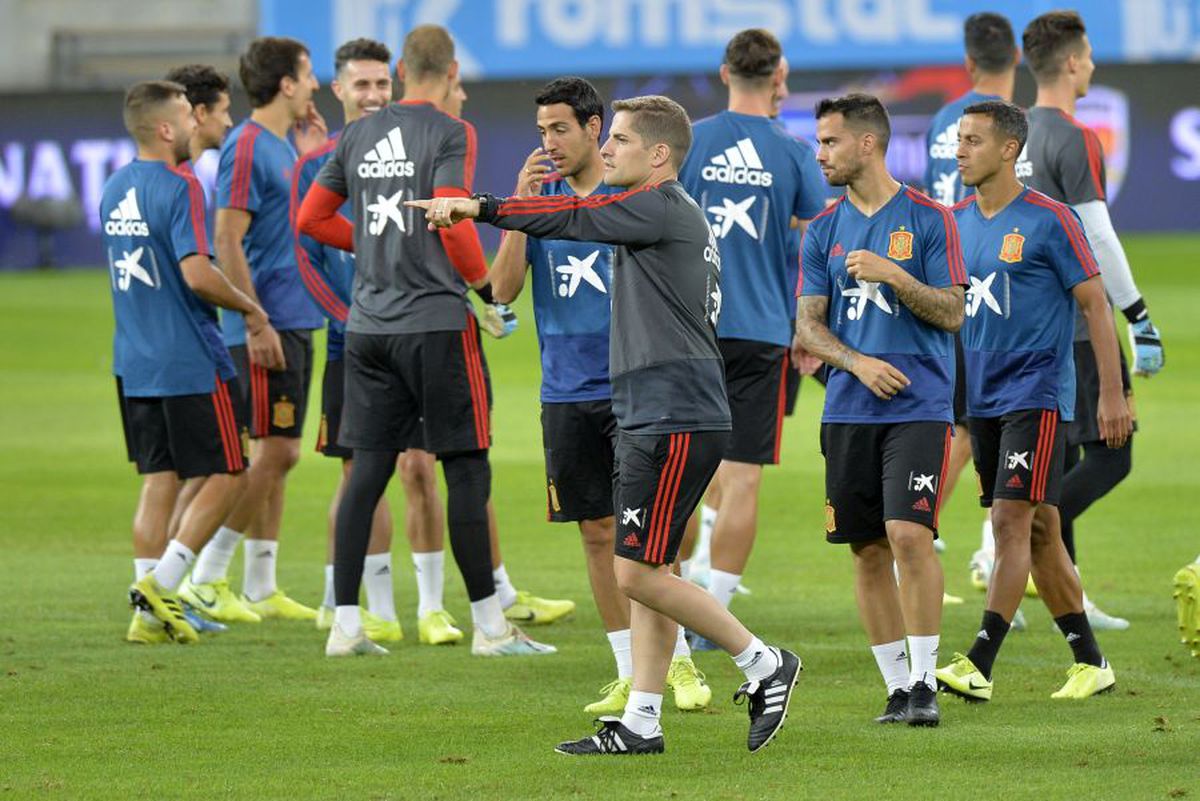 ROMÂNIA - SPANIA // Dinamovistul din lotul lui Uhrin vrăjit de „Furia Roja” » A mers la antrenamentul oficial și s-a fotografiat cu Sergio Ramos