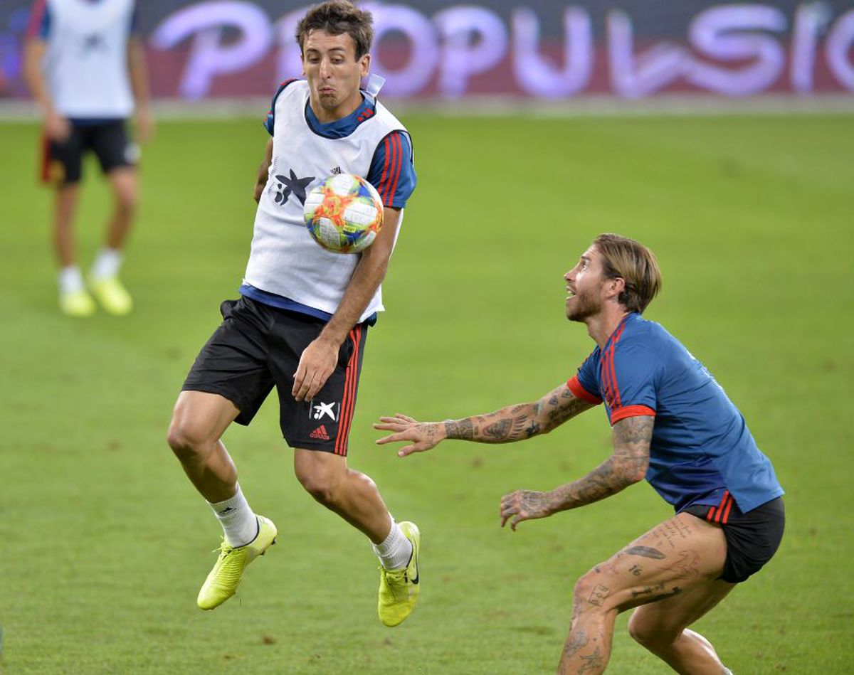 ROMÂNIA - SPANIA // Dinamovistul din lotul lui Uhrin vrăjit de „Furia Roja” » A mers la antrenamentul oficial și s-a fotografiat cu Sergio Ramos