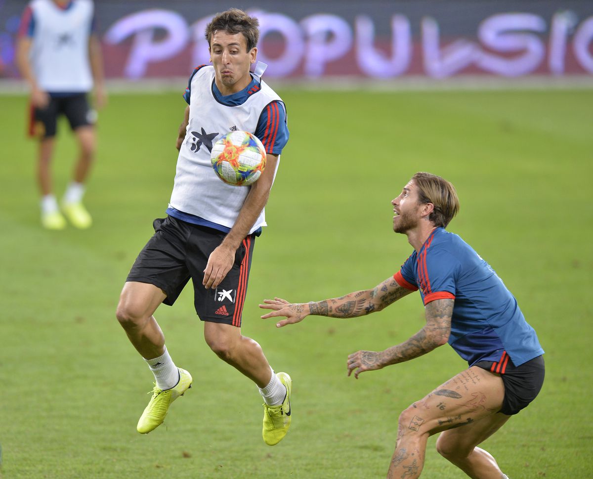 ROMÂNIA - SPANIA // Dinamovistul din lotul lui Uhrin vrăjit de „Furia Roja” » A mers la antrenamentul oficial și s-a fotografiat cu Sergio Ramos