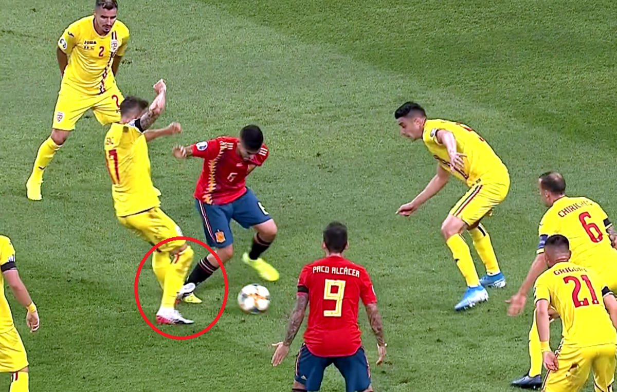 ROMÂNIA - SPANIA / FOTO „Tricolorii” au contestat decizia, dar a fost penalty clar! Deac l-a faultat în careu pe Ceballos