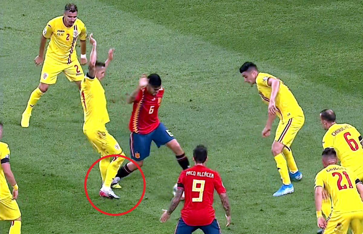 ROMÂNIA - SPANIA / FOTO „Tricolorii” au contestat decizia, dar a fost penalty clar! Deac l-a faultat în careu pe Ceballos