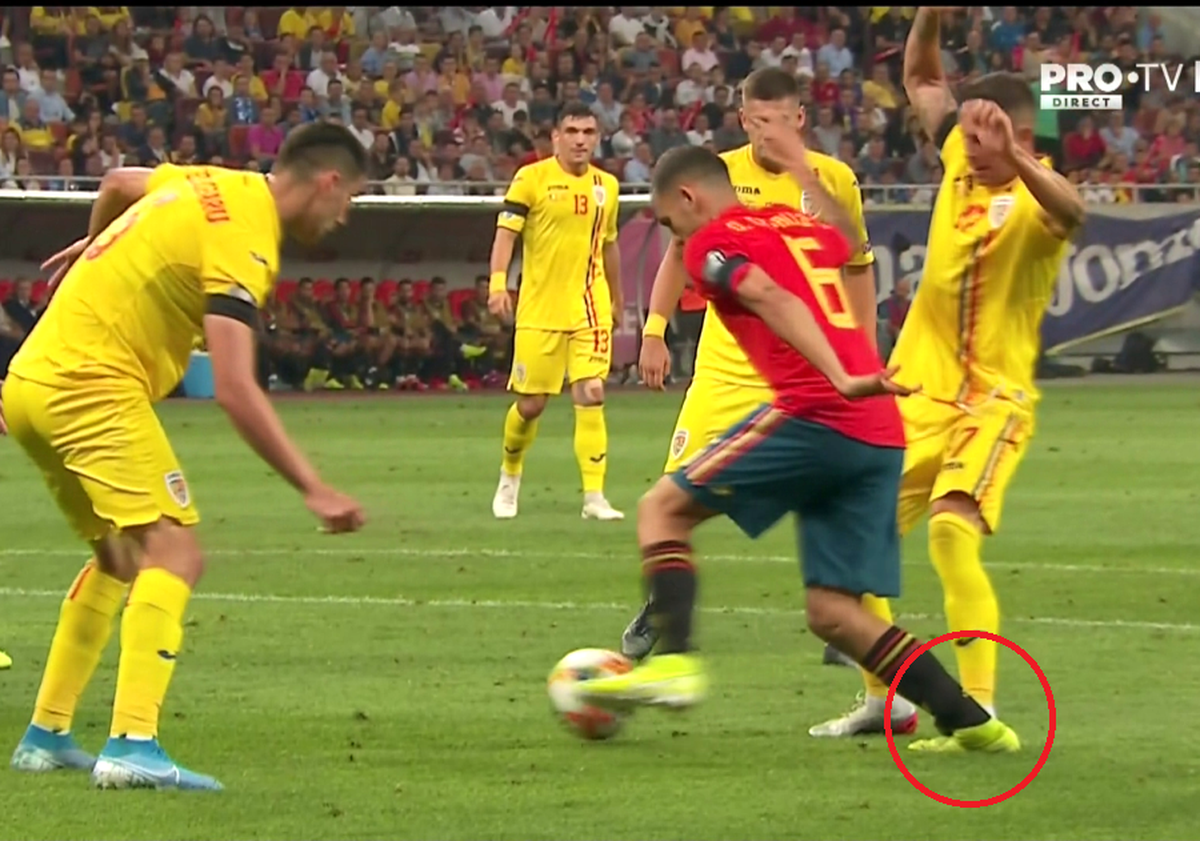 ROMÂNIA - SPANIA / FOTO „Tricolorii” au contestat decizia, dar a fost penalty clar! Deac l-a faultat în careu pe Ceballos