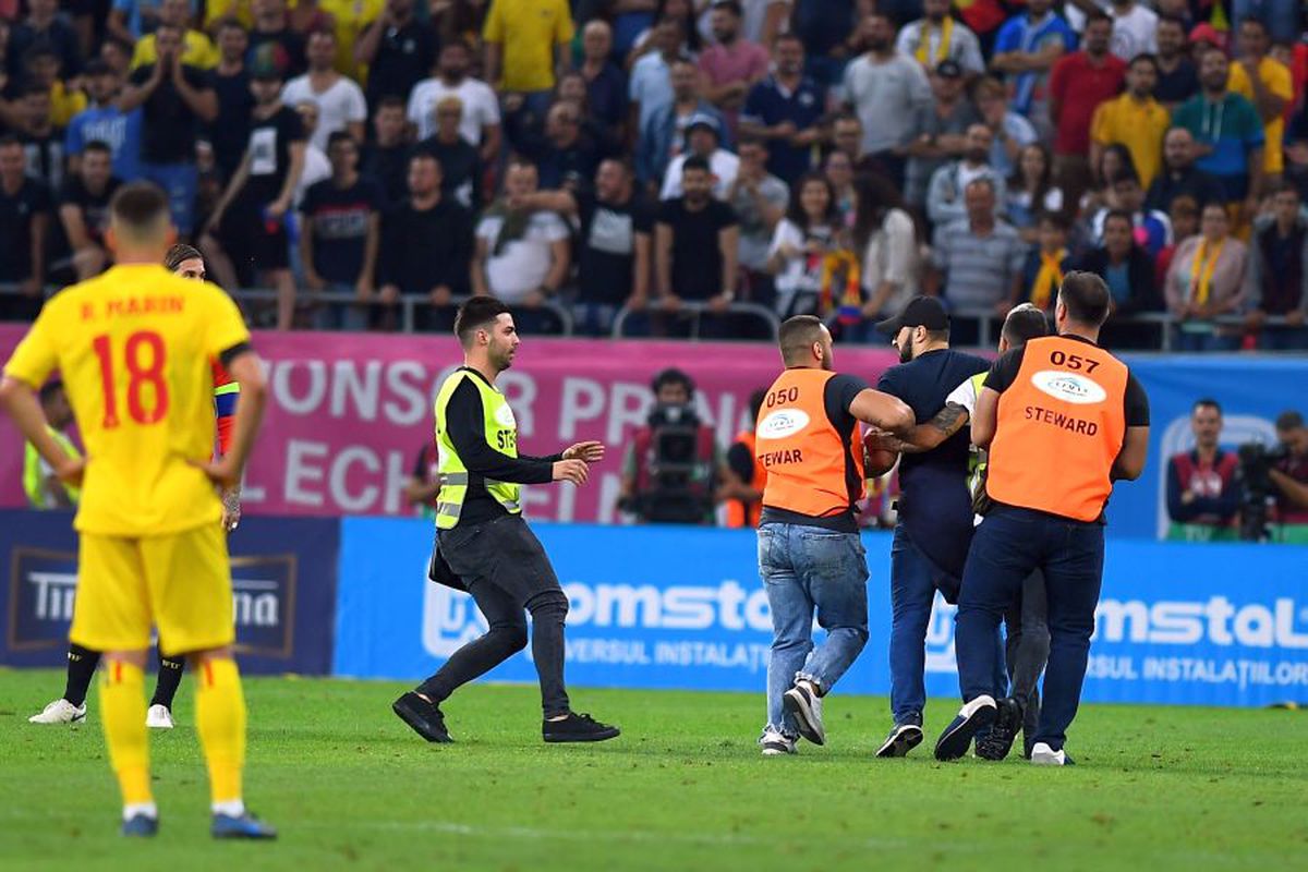 ROMÂNIA - SPANIA // GALERIE FOTO Asta nu s-a văzut la TV! Doi ultrași au pătruns pe teren! Unul dintre ei l-a provocat pe Sergio Ramos