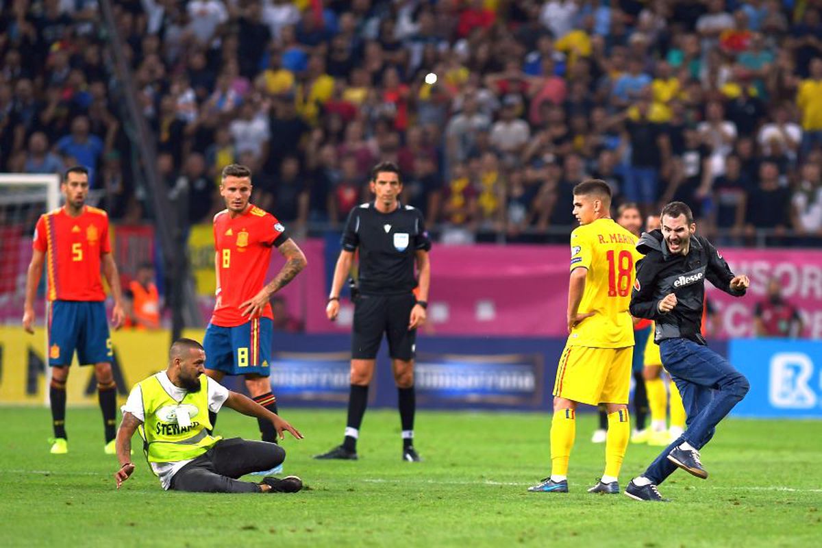 ROMÂNIA - SPANIA // GALERIE FOTO Asta nu s-a văzut la TV! Doi ultrași au pătruns pe teren! Unul dintre ei l-a provocat pe Sergio Ramos