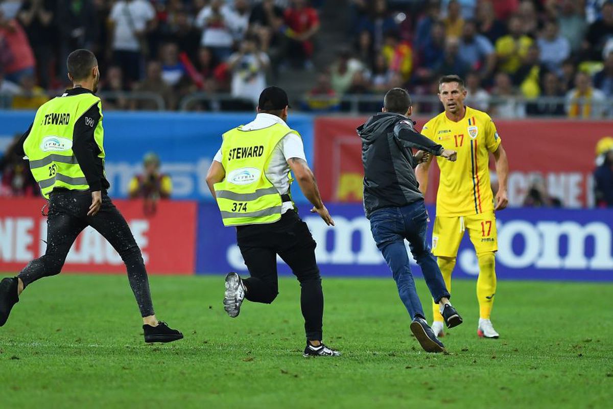 ROMÂNIA - SPANIA // GALERIE FOTO Asta nu s-a văzut la TV! Doi ultrași au pătruns pe teren! Unul dintre ei l-a provocat pe Sergio Ramos