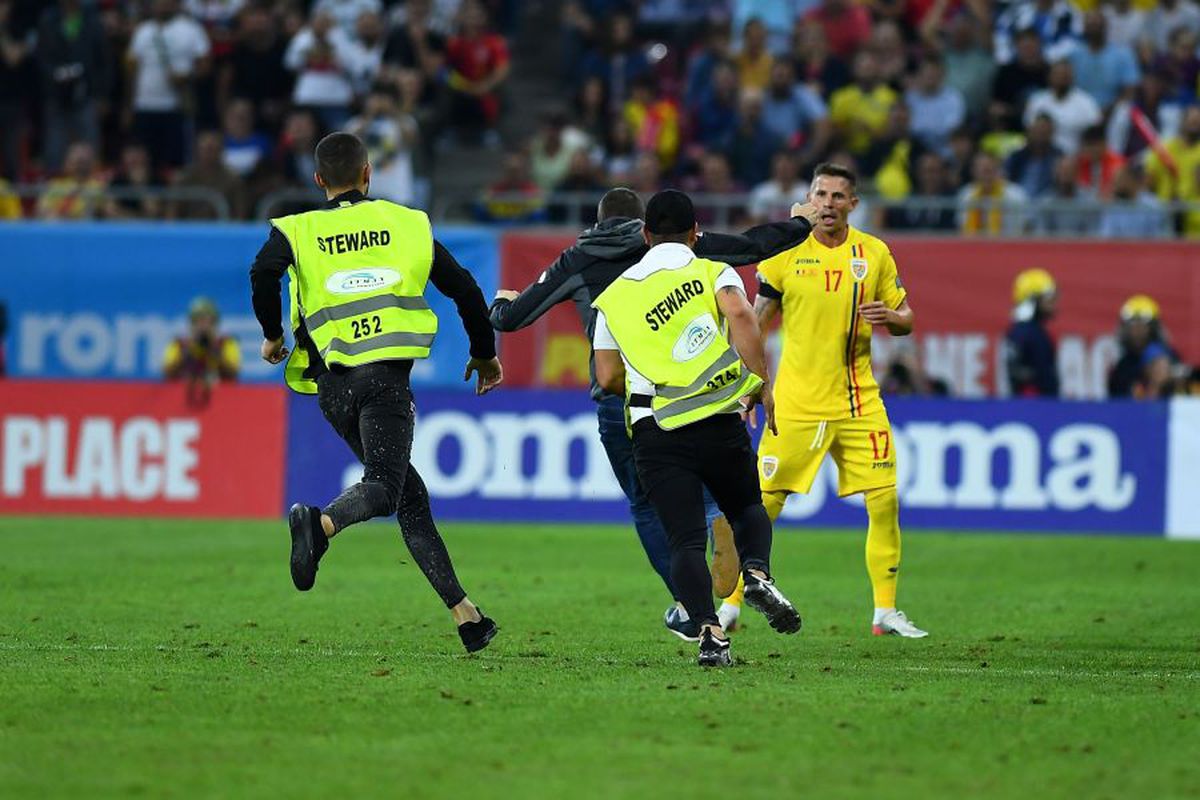 ROMÂNIA - SPANIA // GALERIE FOTO Asta nu s-a văzut la TV! Doi ultrași au pătruns pe teren! Unul dintre ei l-a provocat pe Sergio Ramos
