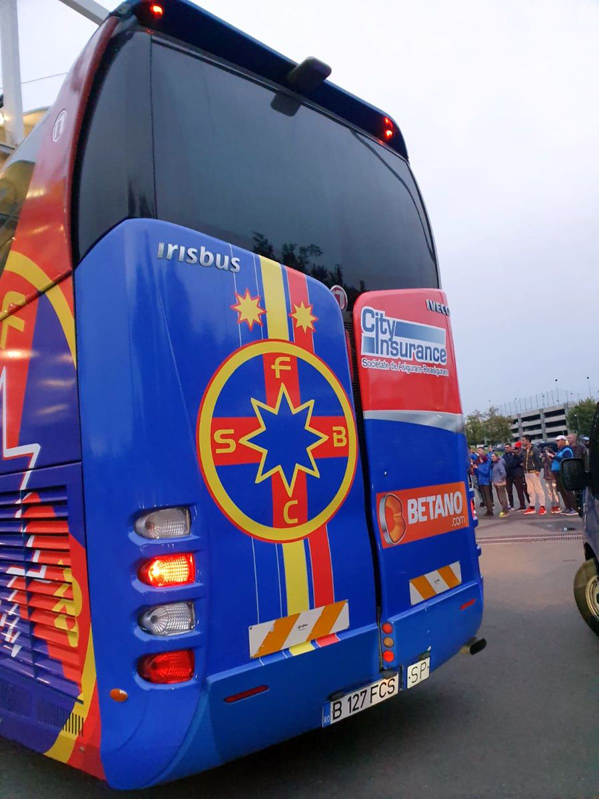 FCSB - DINAMO // VIDEO+FOTO Autocar rebranduit pentru roș-albaștri! Crucea a fost mutată, iar trofeele au dispărut