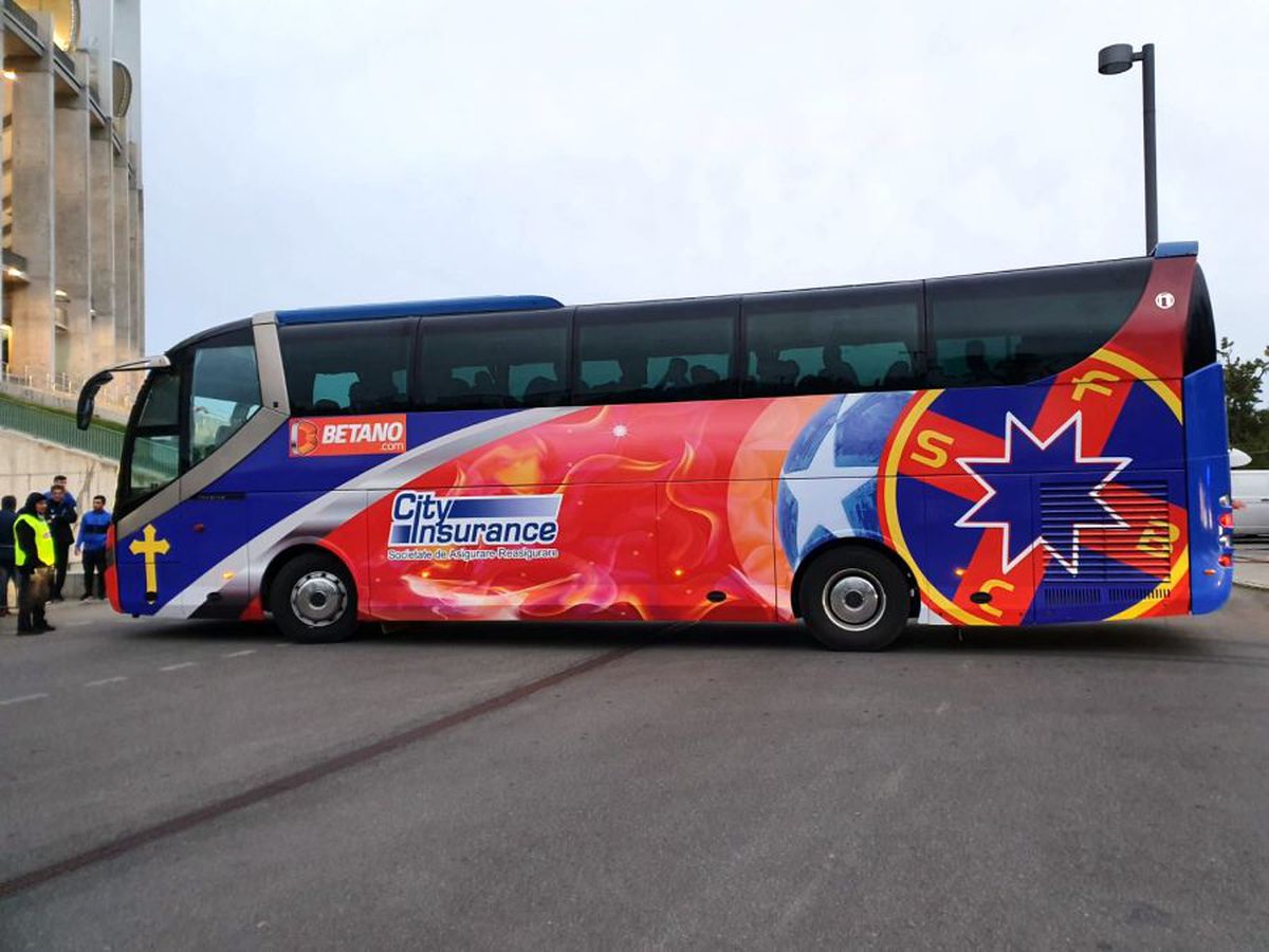 FCSB - DINAMO // VIDEO+FOTO Autocar rebranduit pentru roș-albaștri! Crucea a fost mutată, iar trofeele au dispărut