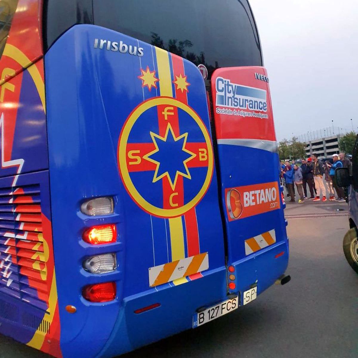 FCSB - DINAMO // VIDEO+FOTO Autocar rebranduit pentru roș-albaștri! Crucea a fost mutată, iar trofeele au dispărut