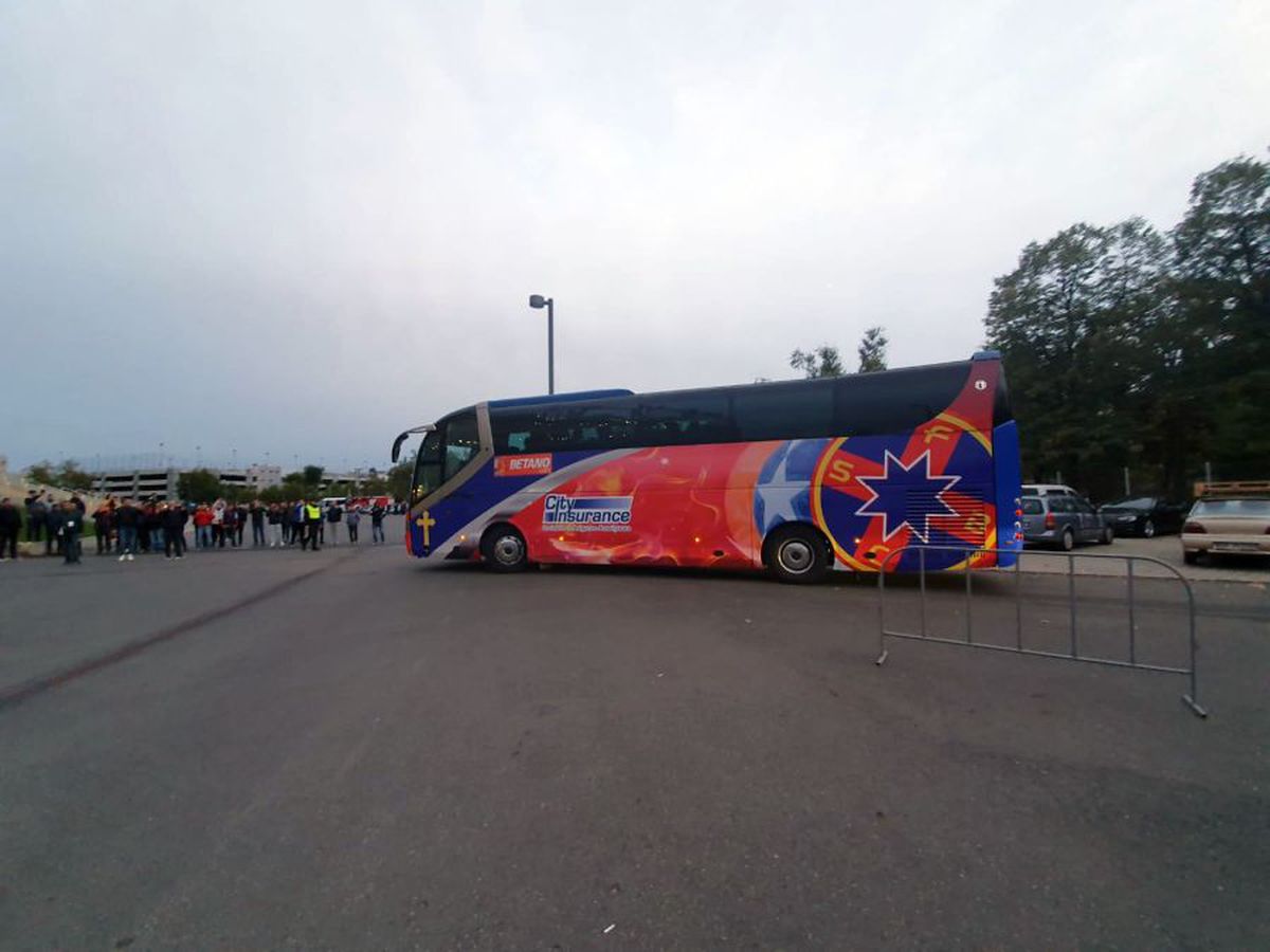FCSB - DINAMO // VIDEO+FOTO Autocar rebranduit pentru roș-albaștri! Crucea a fost mutată, iar trofeele au dispărut