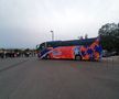 FCSB - DINAMO // VIDEO+FOTO Autocar rebranduit pentru roș-albaștri! Crucea a fost mutată, iar trofeele au dispărut