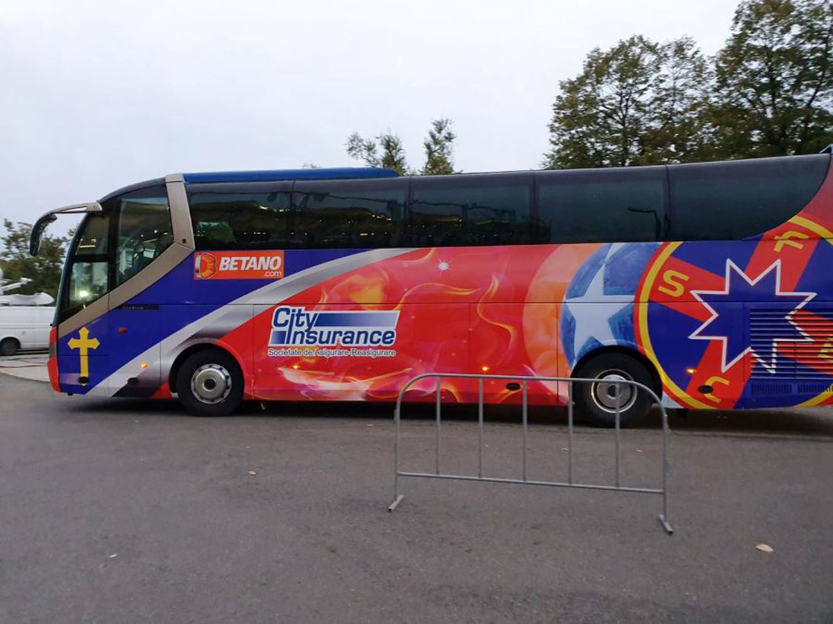 FCSB - DINAMO // VIDEO+FOTO Autocar rebranduit pentru roș-albaștri! Crucea a fost mutată, iar trofeele au dispărut