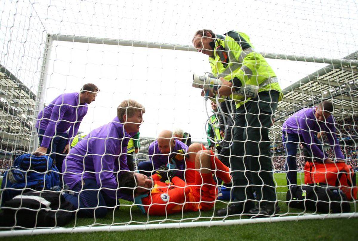 BRIGHTON - TOTTENHAM 3-0 // FOTO Accidentare HORROR în Premier League » Hugo Lloris și-a rupt mâna și a avut nevoie de masca de oxigen