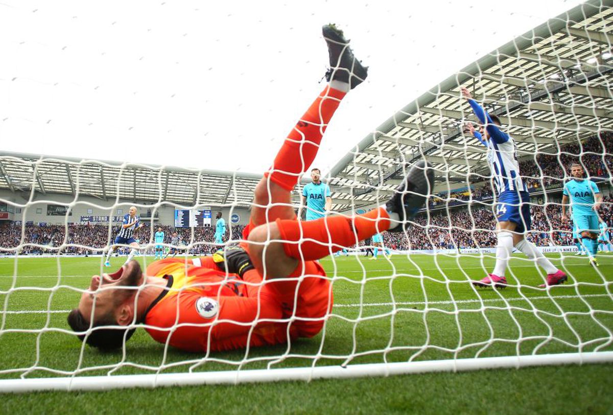 BRIGHTON - TOTTENHAM 3-0 // FOTO Accidentare HORROR în Premier League » Hugo Lloris și-a rupt mâna și a avut nevoie de masca de oxigen