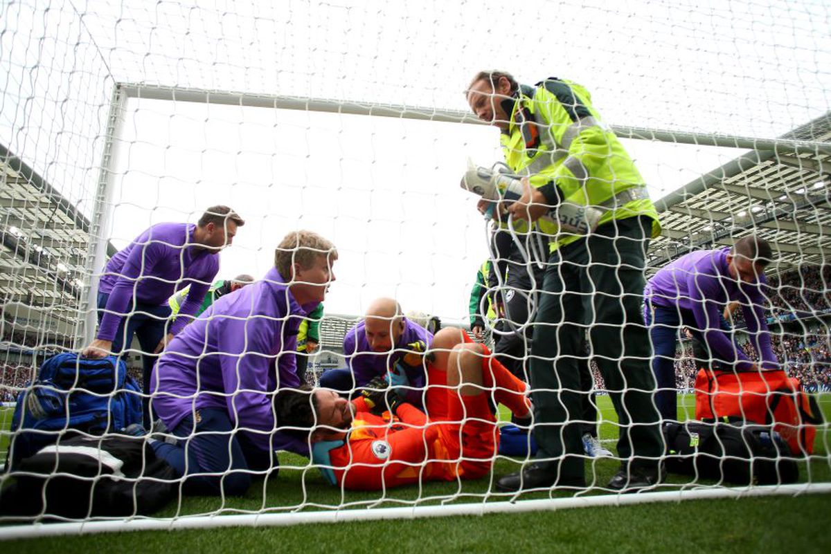 BRIGHTON - TOTTENHAM 3-0 // FOTO Accidentare HORROR în Premier League » Hugo Lloris și-a rupt mâna și a avut nevoie de masca de oxigen