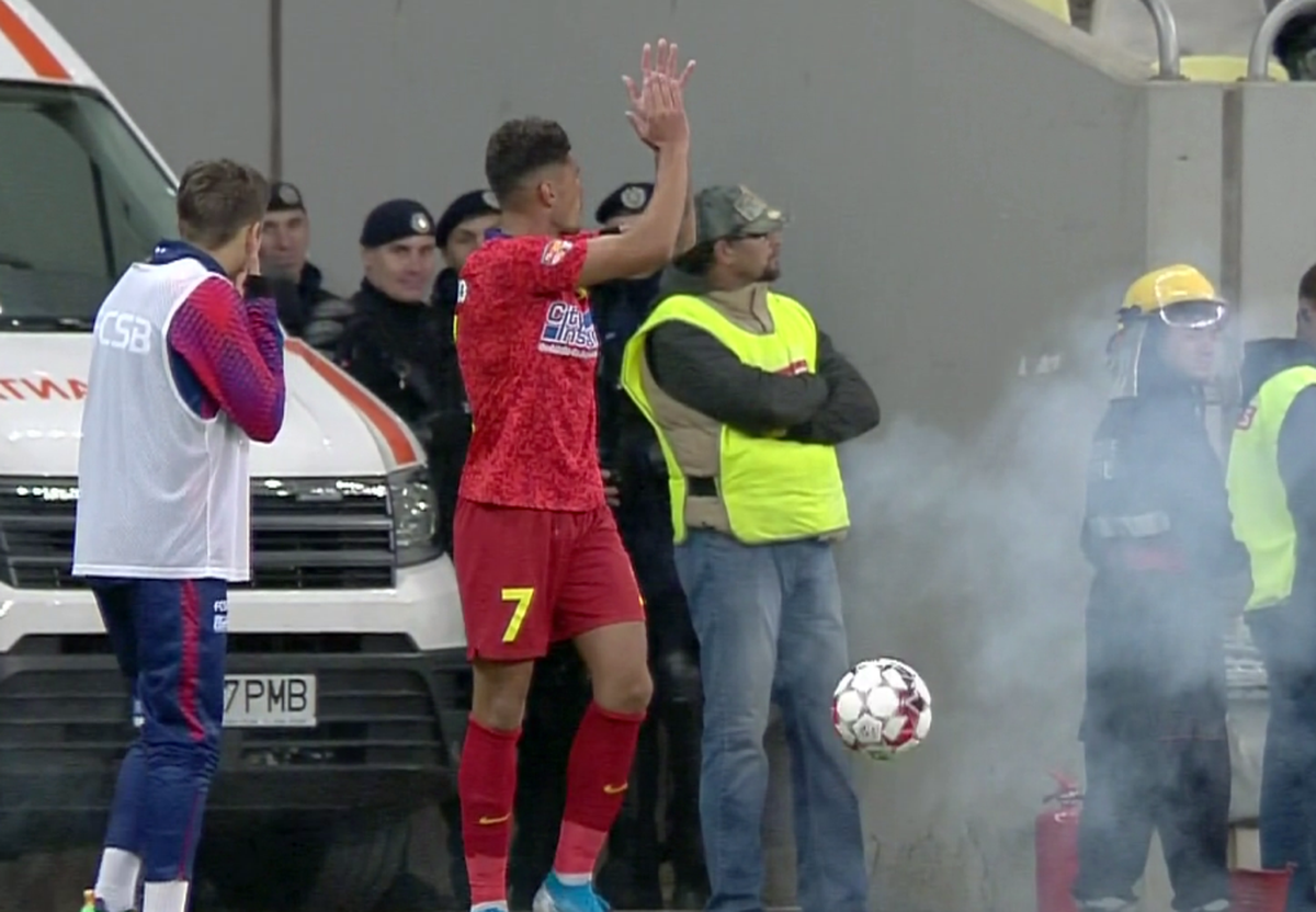 FCSB  - DINAMO // VIDEO + FOTO // Scandările RASISTE și XENOFOBE ale ultrașilor dinamoviști au oprit meciul! Kovacs, lovit în ochi cu o brichetă + banner rasist la adresa lui Prunea