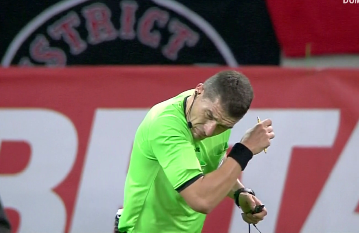 FCSB  - DINAMO // VIDEO + FOTO // Scandările RASISTE și XENOFOBE ale ultrașilor dinamoviști au oprit meciul! Kovacs, lovit în ochi cu o brichetă + banner rasist la adresa lui Prunea