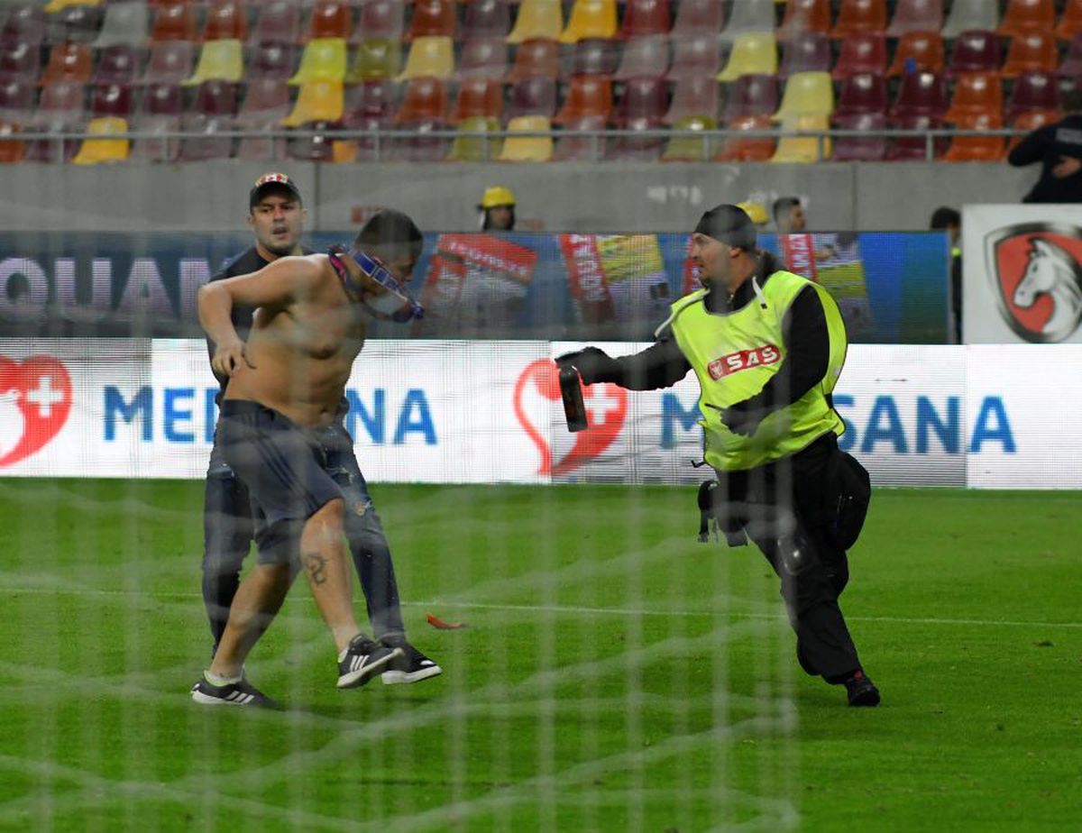 FCSB - DINAMO 1-1 / VIDEO+FOTO Bătaie la finalul derby-ului! Suporterii de la FCSB, schimb de pumni cu dinamoviștii pe teren + 6 ultrași au fost interziși deja de Jandarmerie!