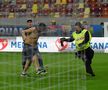 FCSB - DINAMO 1-1 / VIDEO+FOTO Bătaie la finalul derby-ului! Suporterii de la FCSB, schimb de pumni cu dinamoviștii pe teren + 6 ultrași au fost interziși deja de Jandarmerie!