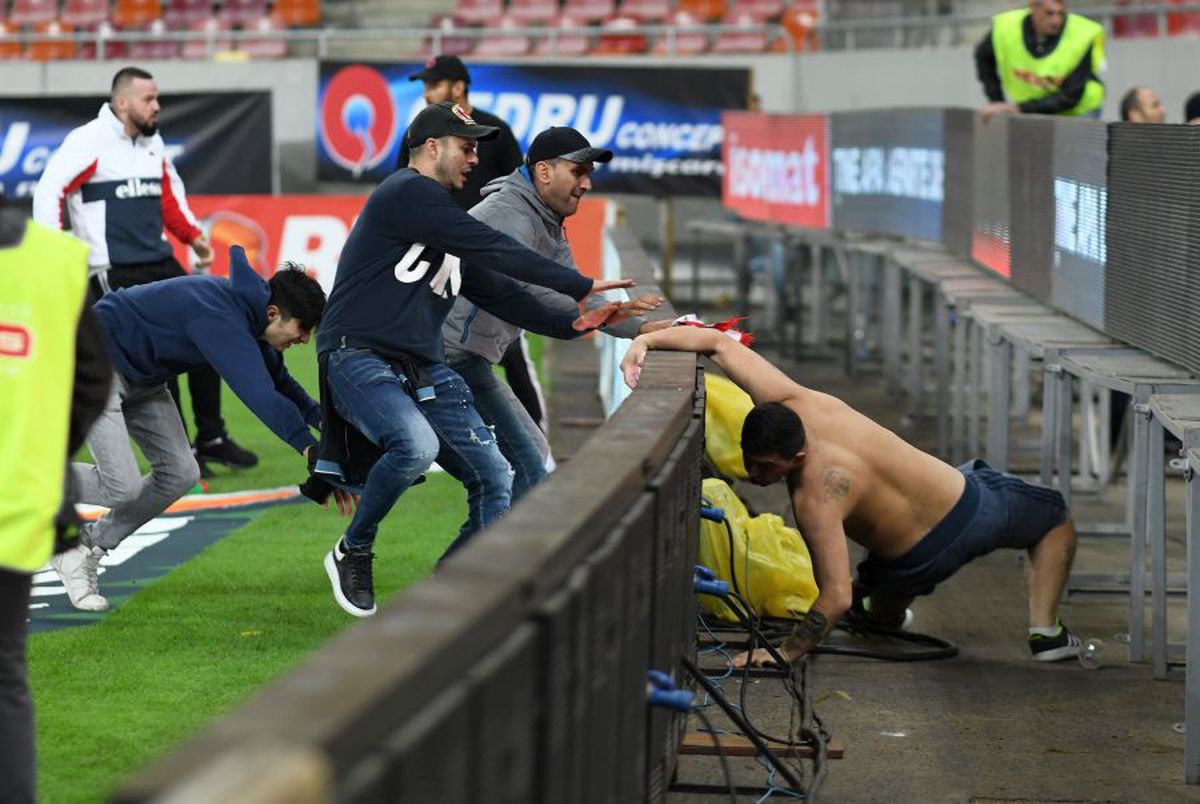 FCSB - DINAMO 1-1 / VIDEO+FOTO Bătaie la finalul derby-ului! Suporterii de la FCSB, schimb de pumni cu dinamoviștii pe teren + 6 ultrași au fost interziși deja de Jandarmerie!