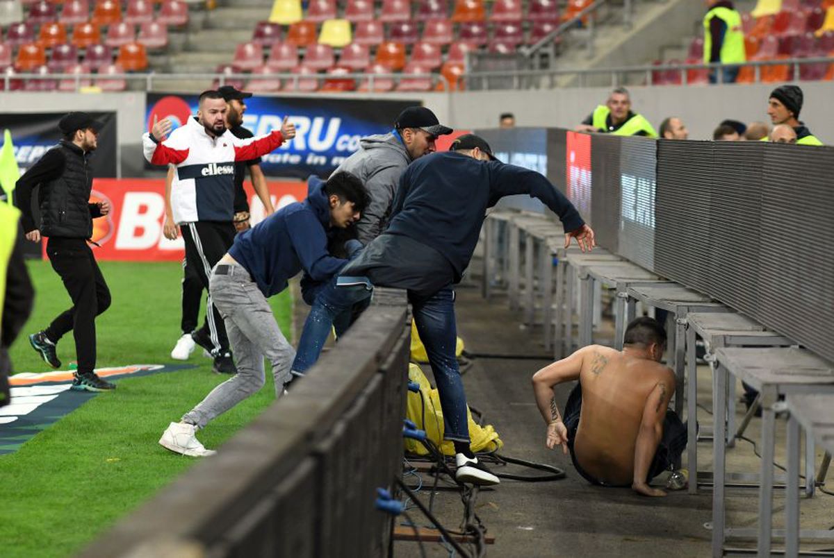FCSB - DINAMO 1-1 / VIDEO+FOTO Bătaie la finalul derby-ului! Suporterii de la FCSB, schimb de pumni cu dinamoviștii pe teren + 6 ultrași au fost interziși deja de Jandarmerie!