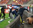 FCSB - DINAMO 1-1 / VIDEO+FOTO Bătaie la finalul derby-ului! Suporterii de la FCSB, schimb de pumni cu dinamoviștii pe teren + 6 ultrași au fost interziși deja de Jandarmerie!