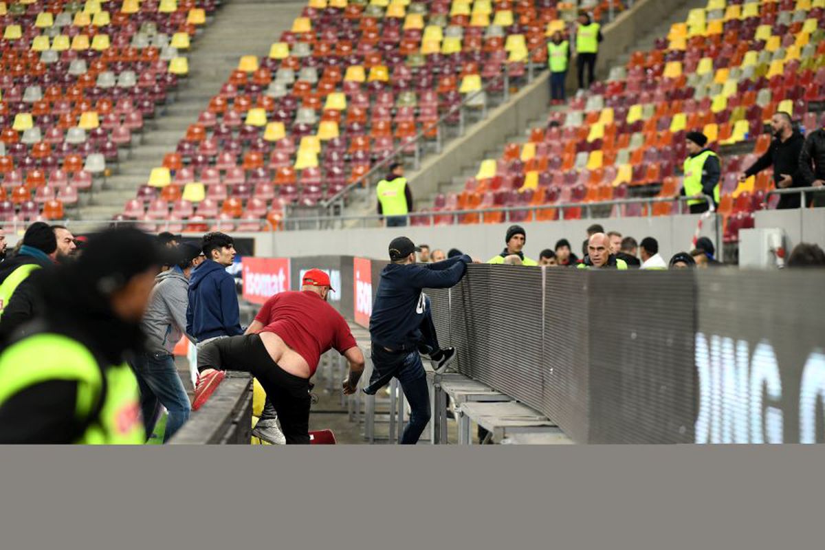 FCSB - DINAMO 1-1 / VIDEO+FOTO Bătaie la finalul derby-ului! Suporterii de la FCSB, schimb de pumni cu dinamoviștii pe teren + 6 ultrași au fost interziși deja de Jandarmerie!