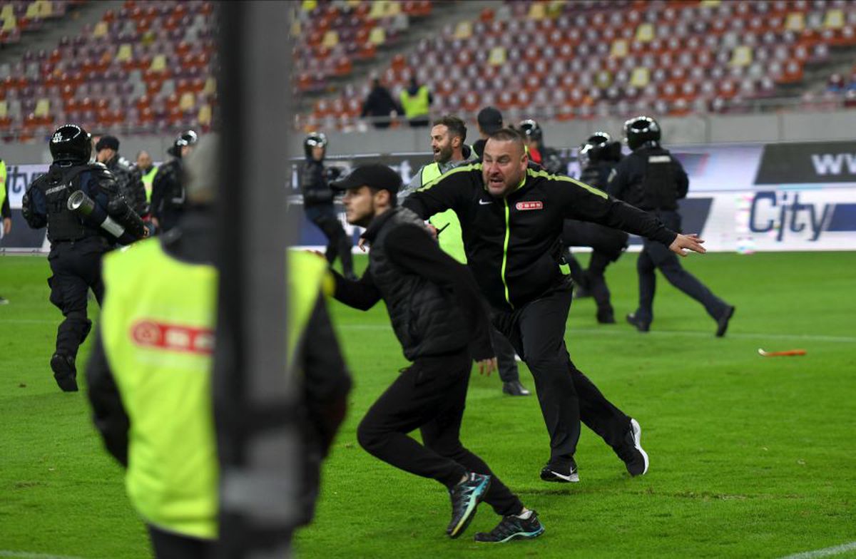 FCSB - DINAMO 1-1 / VIDEO+FOTO Bătaie la finalul derby-ului! Suporterii de la FCSB, schimb de pumni cu dinamoviștii pe teren + 6 ultrași au fost interziși deja de Jandarmerie!