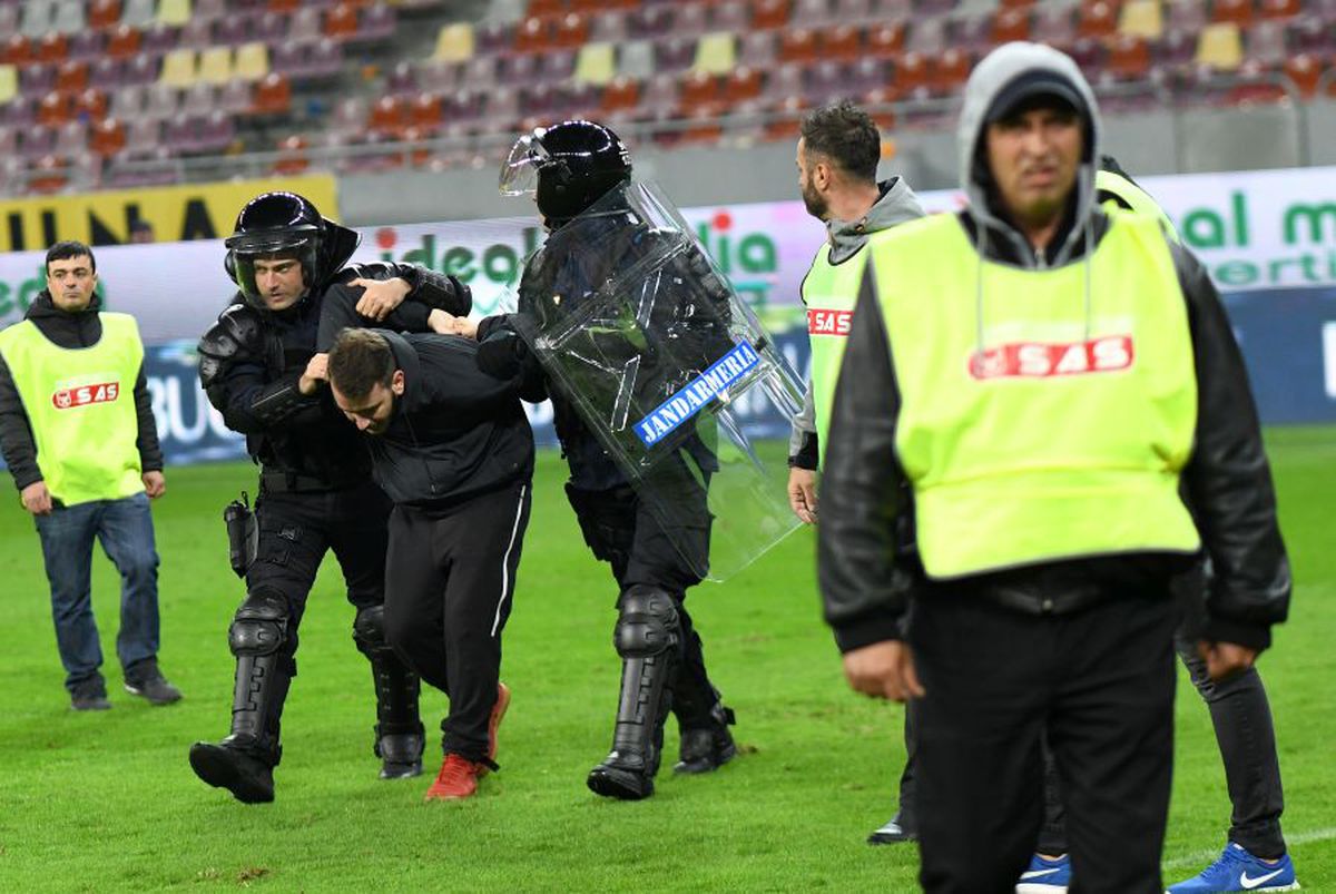 FCSB - DINAMO 1-1 / VIDEO+FOTO Bătaie la finalul derby-ului! Suporterii de la FCSB, schimb de pumni cu dinamoviștii pe teren + 6 ultrași au fost interziși deja de Jandarmerie!