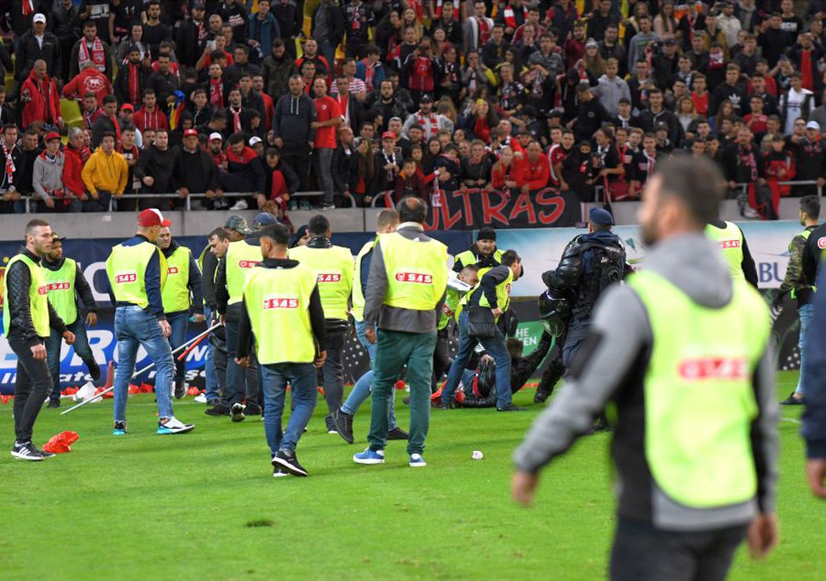 FCSB - DINAMO 1-1 / VIDEO+FOTO Bătaie la finalul derby-ului! Suporterii de la FCSB, schimb de pumni cu dinamoviștii pe teren + 6 ultrași au fost interziși deja de Jandarmerie!